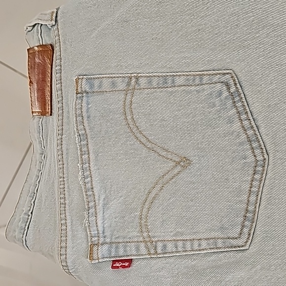 Levi's - Picture 2 of 4